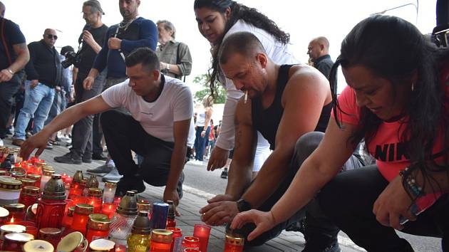 Romové do ulice U Hřiště přišli uctít památku muže, který zemřel v sobotu 18. června po zákroku policie. Ilustrační foto.