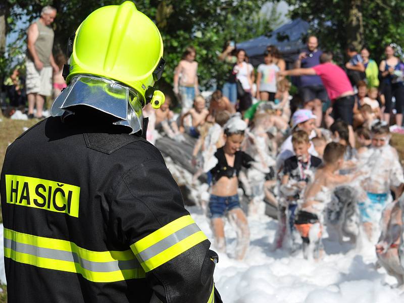 Ze Dne dětí v Kostomlatech pod Milešovkou, který se konal v sobotu na fotbalovém hřišti.