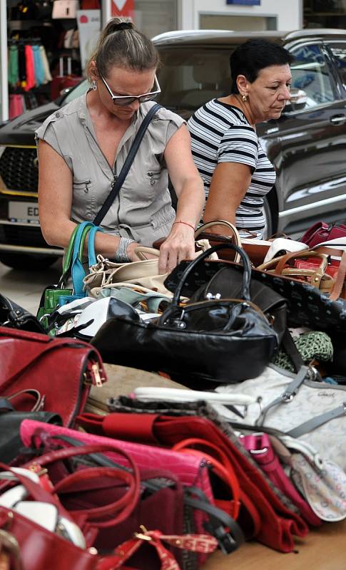 Dobročinný kabelkový bazar v Olympii.