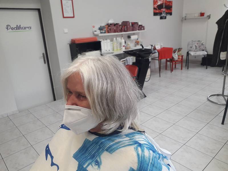 Jana Pluhařová, která má kadeřnictví ve Zdounkách, upravila jedné ze stálých zákaznic účes. Podívejte se, jak vypadala před ostříháním.