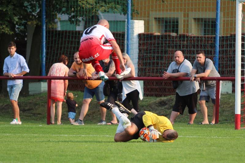 SK Dubí (v bílém) v městském derby slavilo výhru