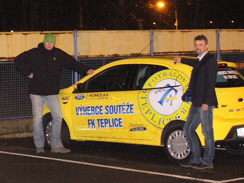 Vítěz soutěže o Ford Ka+ Marek Michalec (vpravo) a obchodní ředitel FK Teplice Přemysl Hruška