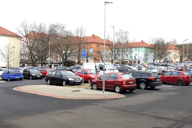 Parkoviště u polikliniky v Teplicích. Areál je součástí nemocnice, kterou má ve správě Krajská zdravotní a.s.