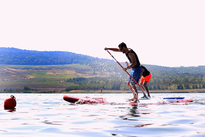 Na jezeře Milada se uskutečnil první ročník závodu na paddleboardech Milada SUP Race.