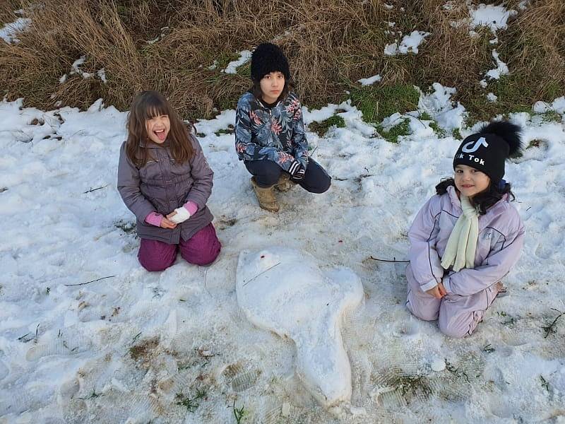 Děti z DD Tuchlov měly radost z bohaté sněhové nadílky.
