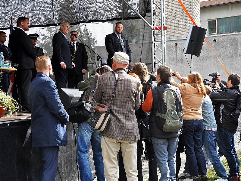 Návštěva prezidenta ČR Miloše Zemana v Dubí, setkání s občany před Domem porcelánu s modrou krví.