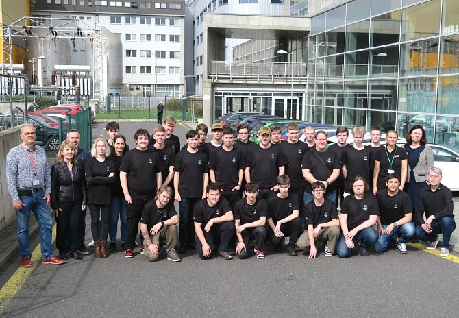 Společné foto před Infocentrem Elektrárny Ledvice, které se na tři dny stalo zázemím 26 účastníků z šesti partnerských středních škol.