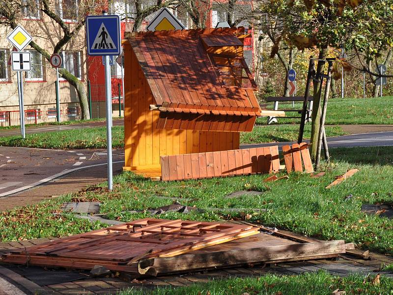 Domek dopravního hřiště v Proseticích vichřice rozmetala
