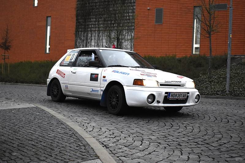 Závodní veteránská auta v Teplicích, v rámci Rallye Praha Revival, Memoriál Dalibora Janka 2022.