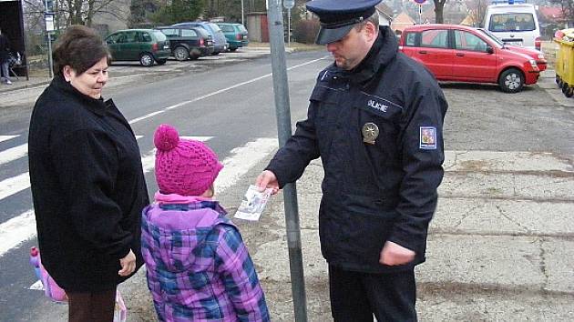 Policejní akce Zebra se za tebe nerozhlédne, v Žalanech u školy.