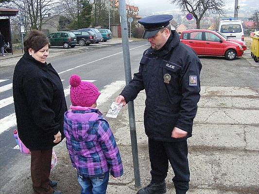 Policejní akce Zebra se za tebe nerozhlédne, v Žalanech u školy.