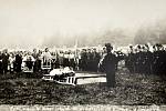 Ostatky zahynulých amerických letců byly pohřbeny v Dřínově. Zde byly v srpnu 1946 exhumovány  a poté převezeny na spojenecký hřbitov do St. Avold ve Francii. Foto: sbírka autora