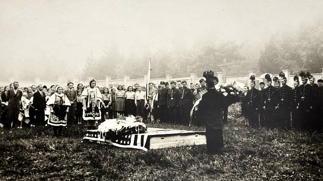 Ostatky zahynulých amerických letců byly pohřbeny v Dřínově. Zde byly v srpnu 1946 exhumovány  a poté převezeny na spojenecký hřbitov do St. Avold ve Francii. Foto: sbírka autora