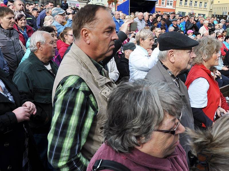 Návštěva prezidenta ČR Miloše Zemana v Bílině, setkání s občany na Mírovém náměstí.