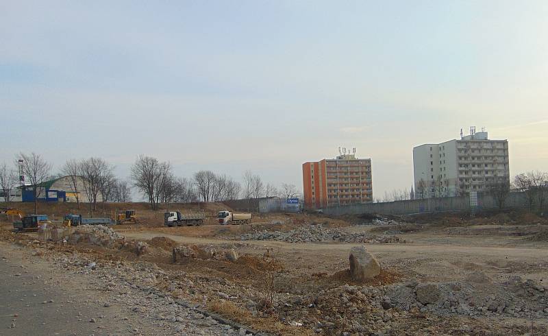 Na místě, kde stával zimní stadion, začala stavba nového sportovně-nákupního centra.