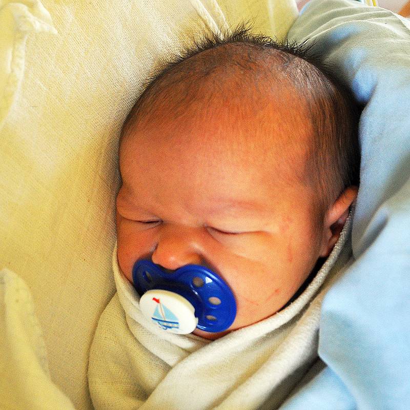 Oliver Ščuka se narodil Blaženě Ščukové z Bíliny 28. ledna v teplické porodnici v 10,46 hodin. Měřil 53 cm, vážil 3,90 kg
