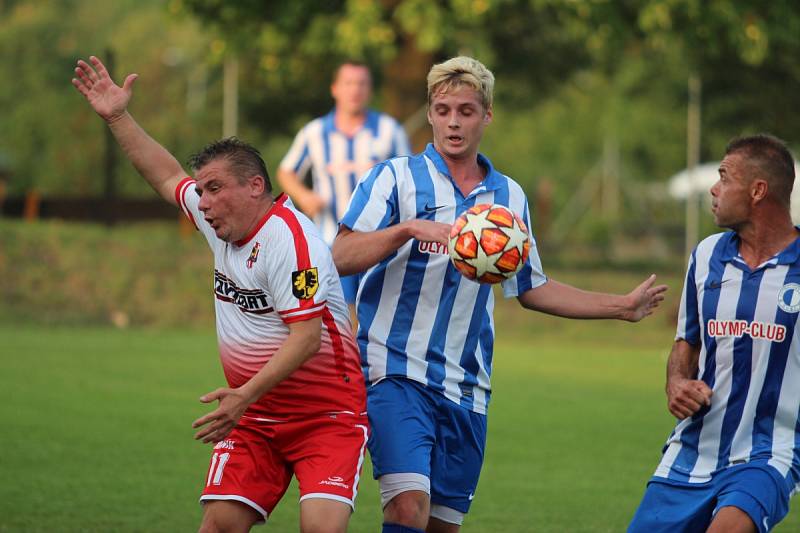 SK Dubí (v bílém) v městském derby slavilo výhru