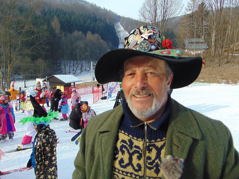 Tradiční karneval na sněhu zakončil v neděli 28. ročník lyžařské školy Snow v Mikulově na Teplicku.