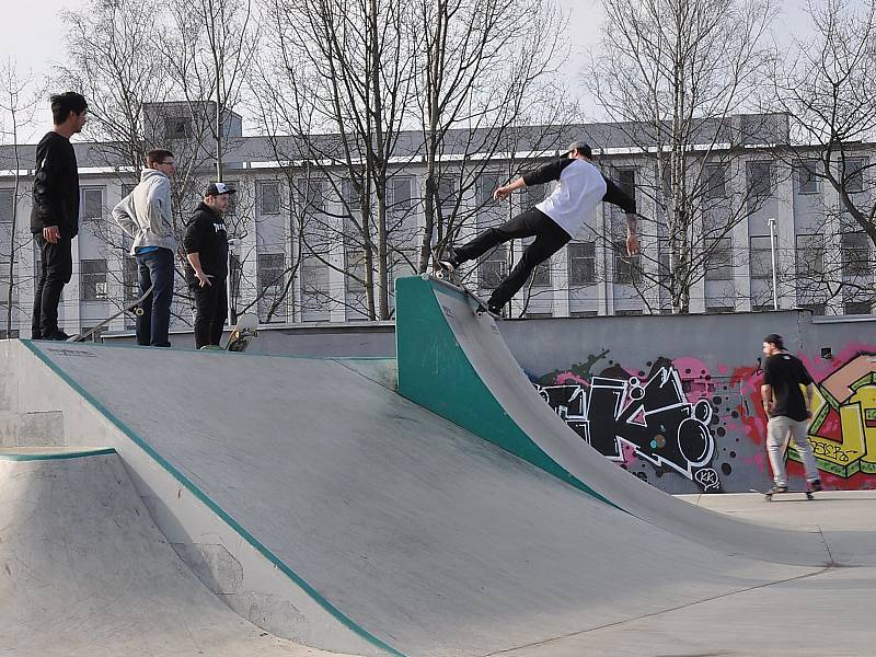 Ze skateparku na Angru v Teplicích. Součástí areálu je také kilometrový asfaltový okruh pro bruslaře.