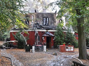 Zámeček Dvojhradí ve Mstišově po požáru.