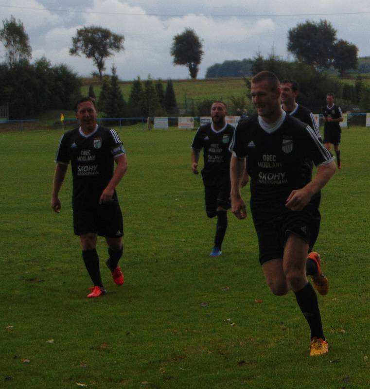 Okresní derby v krajském přeboru mělo výbornou úroveň. Z výhry 2:1 nad Sokolem Srbice se radovali domácí fotbalisté Baníku Modlany.