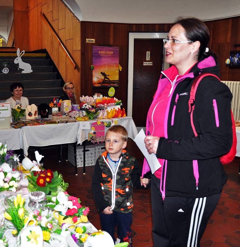 Výstava velikonočních a jarních dekorací pořádaná Dámským klubem v prostorách kina Lípa v Duchcově.