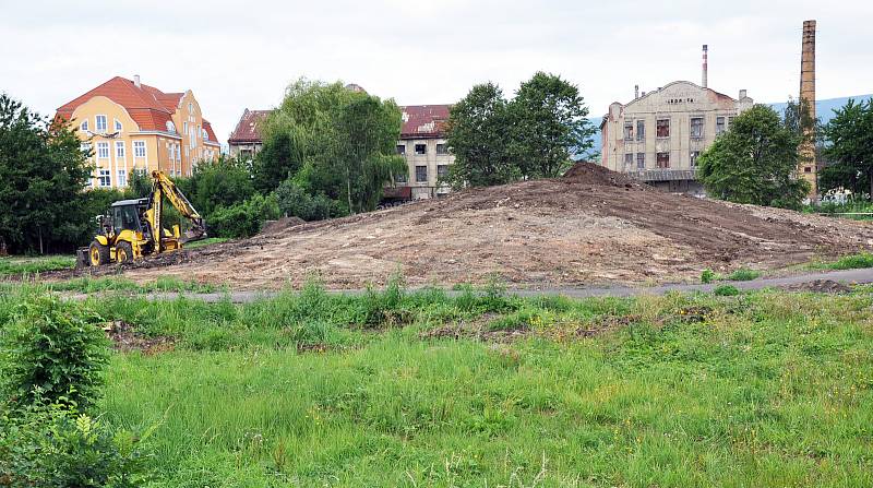 Stavba skateparku v Teplicích.