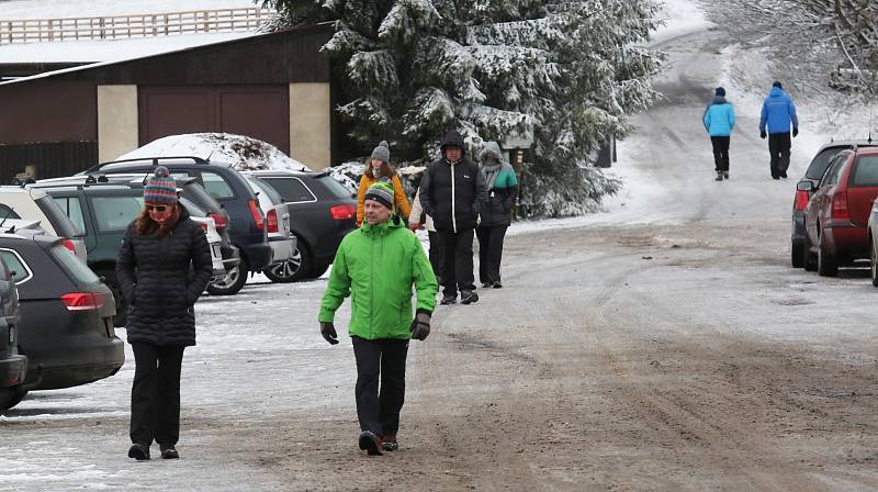 Lidé o Božím hodu vánočním vyrazili do přírody. Například na Komáří Vížku na Teplicku nebo do Adolfova na Ústecku