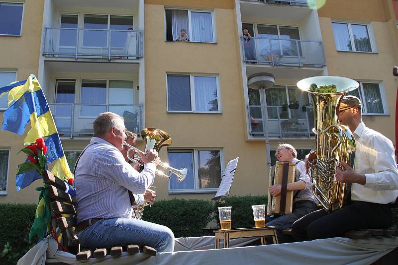 Živá hudba v ulicích, hudebníci z Doubravanky zahráli z mobilního pódia na vozíku lidem v Teplicích