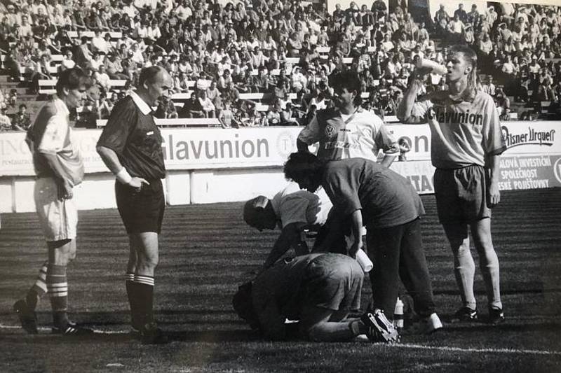 Devadesátky v Teplicích - srpen 1996, Teplice - Slavia 1:0, ošetřování přihlíží slávista Kubík. Zleva pak rozhodčí Brabec, Pěnička a teplický obránce Brabec