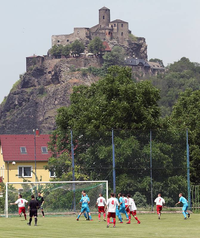 I.A třída - Fotbalisté Oldřichova (modří) zdolali i poslední překážku, po vítězství nad Střekovem (bíločervení) jsou první ve skupině a postupují do krajského přeboru.