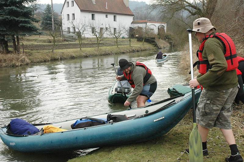 Do lodí nasedli příznivci vody a rumu ve Lbíně. Vydali se po proudu směrem na Koštov.