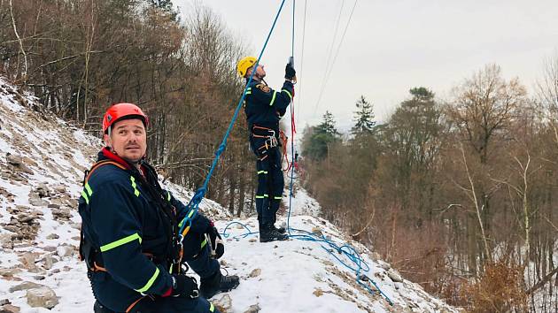 Na lanovce na Komáří vížku se zasekly sudy, v akci byli krupští hasiči.