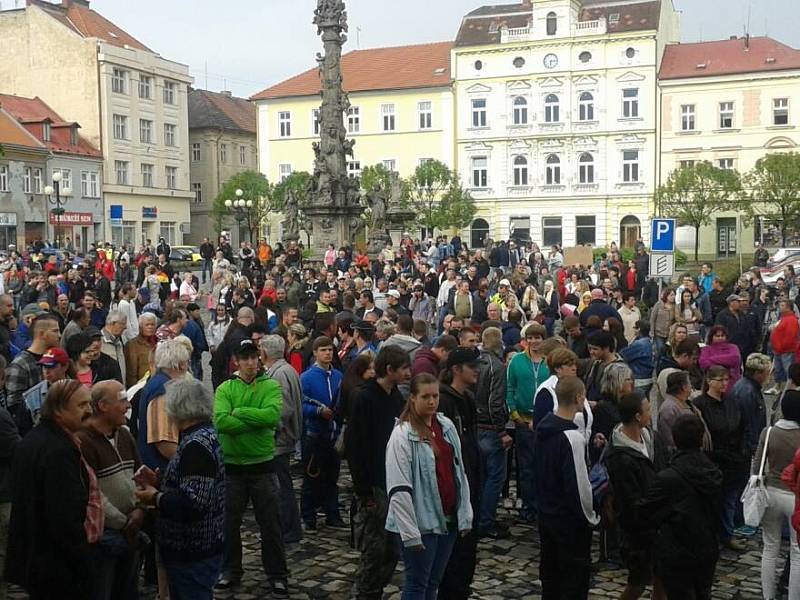 Demonstrace v Duchcově na náměstí. 