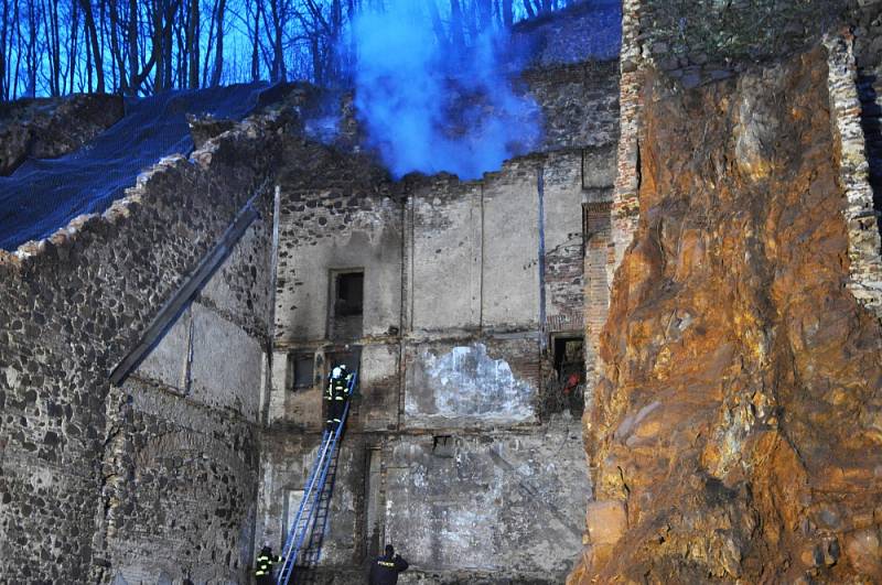 Bezdomovci si zatopili v Mlýnské. Smrad byl cítit až do centra Teplic