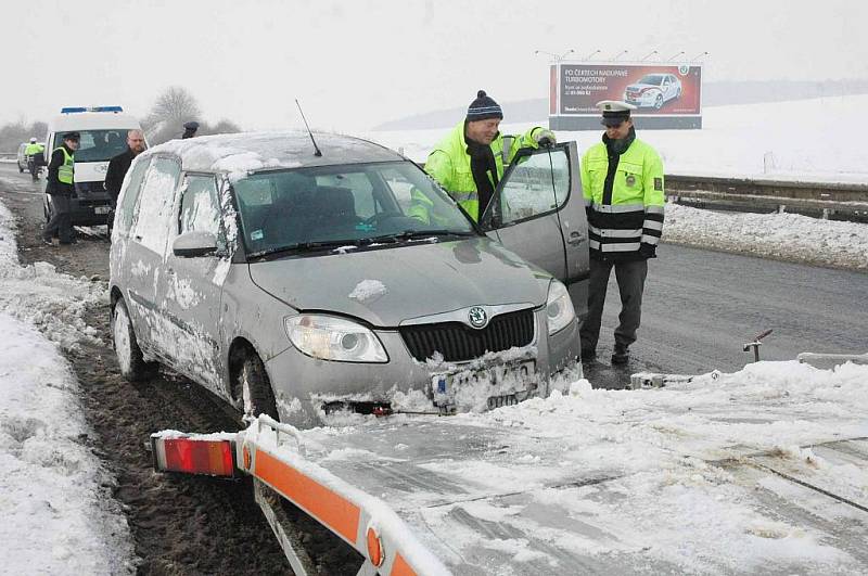 Auto skončilo v poli