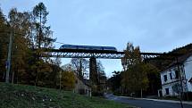 Vlaková souprava "žralok" na mostě v Hrobu - Mlýny.