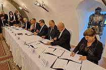 Podpis smlouvy o společné podpoře UNESCO v Krušných horách.