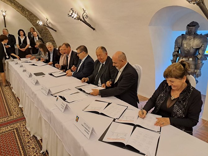 Podpis smlouvy o společné podpoře UNESCO v Krušných horách.