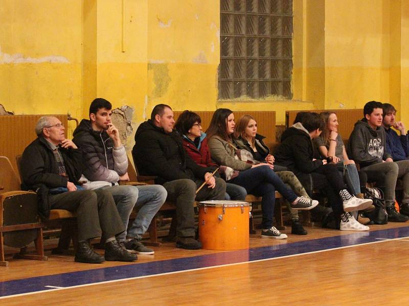 Teplice (žluté dresy) v Severočeské basketbalové lize porazily Varnsdorf