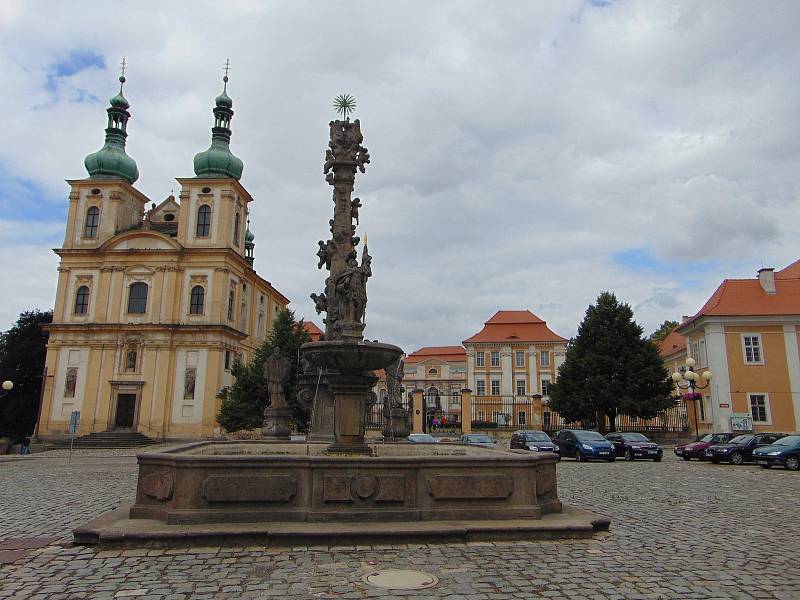 Teplicko. Duchcov, náměstí, kostel a zámek.