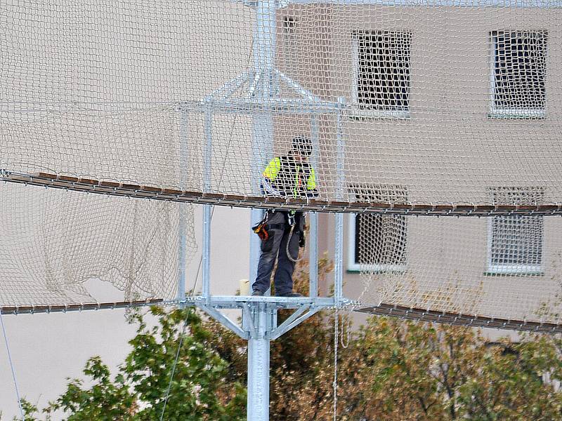 Lanově hřiště, které vyrůstá na střeše Kauflandu budovaného u stadionu na Stínadlech.