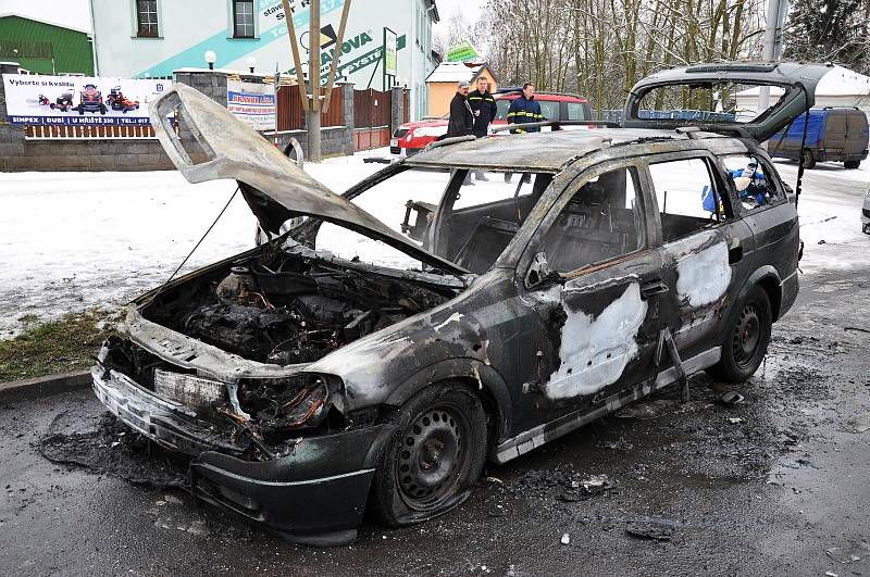 V Dubí u čerpací stanice OMV hořelo v úterý okolo poledne auto.