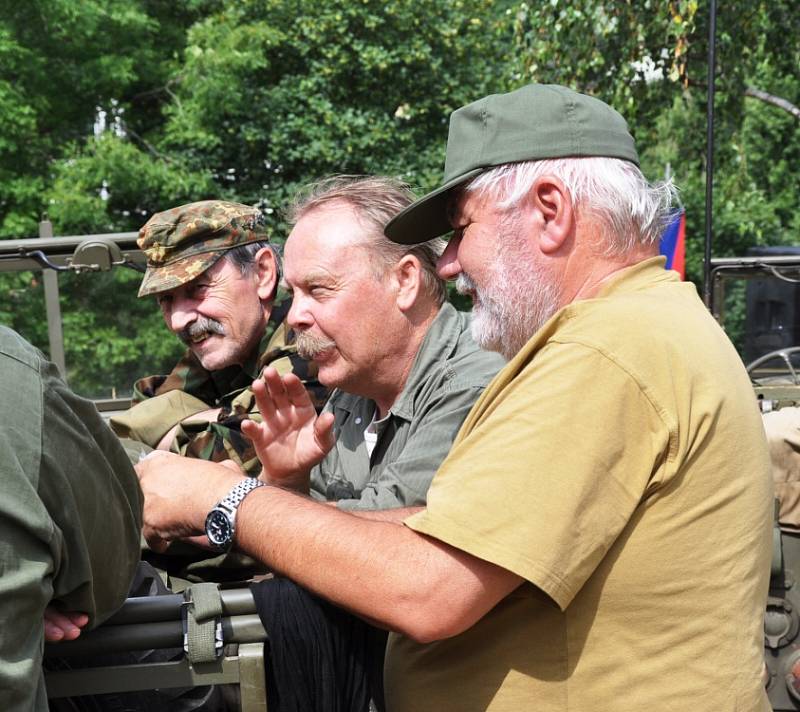 U botanické zahrady vzpomněli na americké letce, kteří zde zahynuli. Podobně i v Mukově 