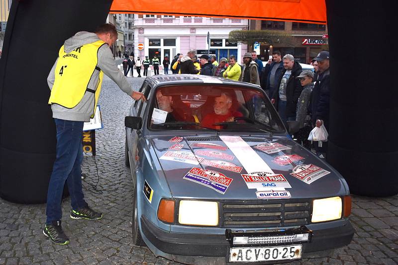 Závodní veteránská auta v Teplicích, v rámci Rallye Praha Revival, Memoriál Dalibora Janka 2022.