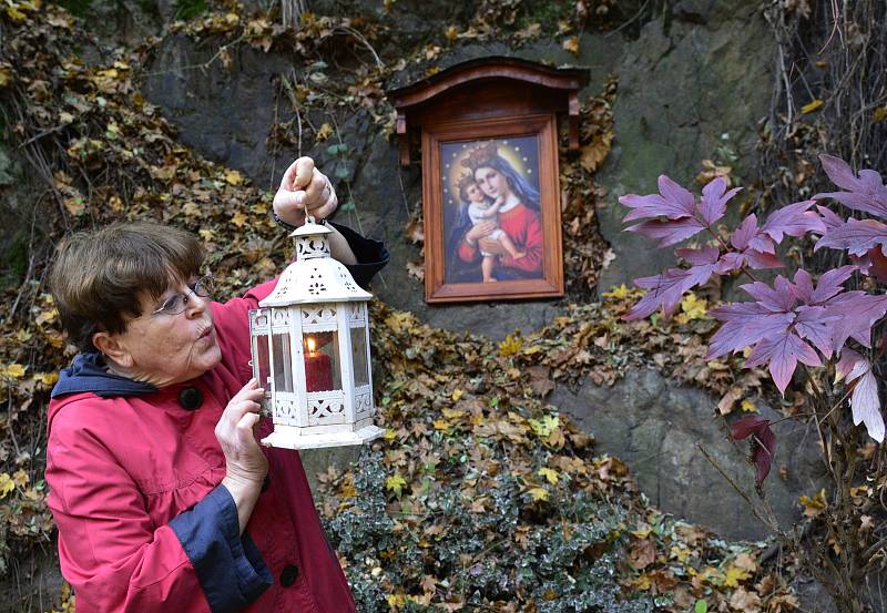 Keramička Alena Kartáková z Krupky připravuje vánoční výstavu.