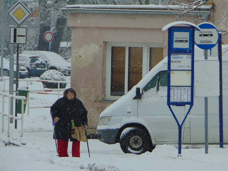 Sněhová nadílka dělá problémy řidičům i chodcům.