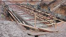 Foto z roku 2007, kdy koryto podzemního potoku Bystřice prošlo rekonstrukcí právě v dotčené lokalitě u Kamenných lázní.