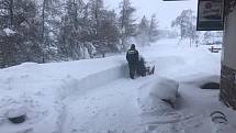 I Cínovec zasypal sníh. Místy je ho až 50 cm. Foceno poblíž hotelu Krušnohorský dvůr.