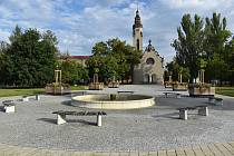 Revitalizovaný park před kostelem u rybníka Barbora v Duchcově.